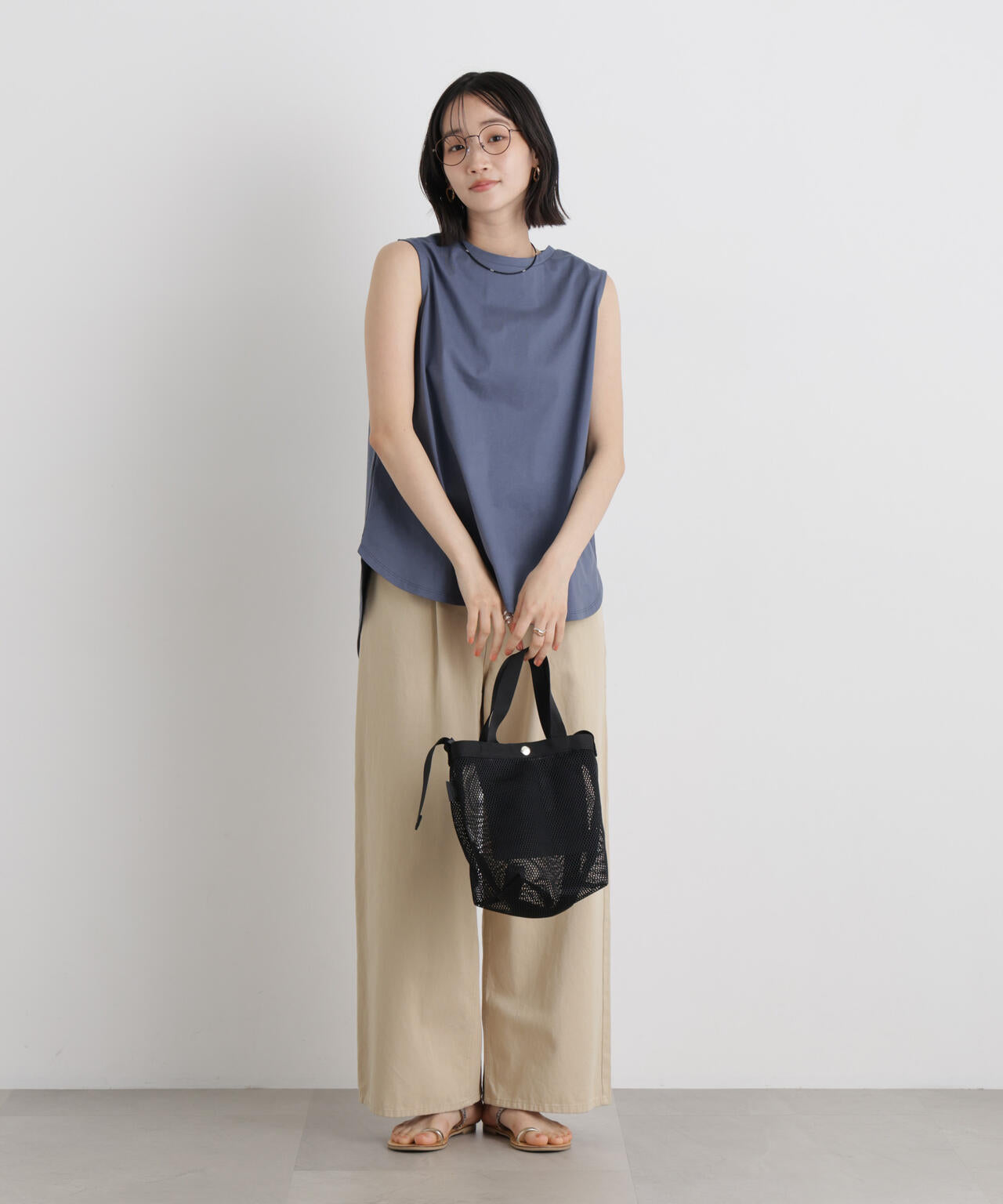 バックタックラウンドヘムノースリーブカットトップス