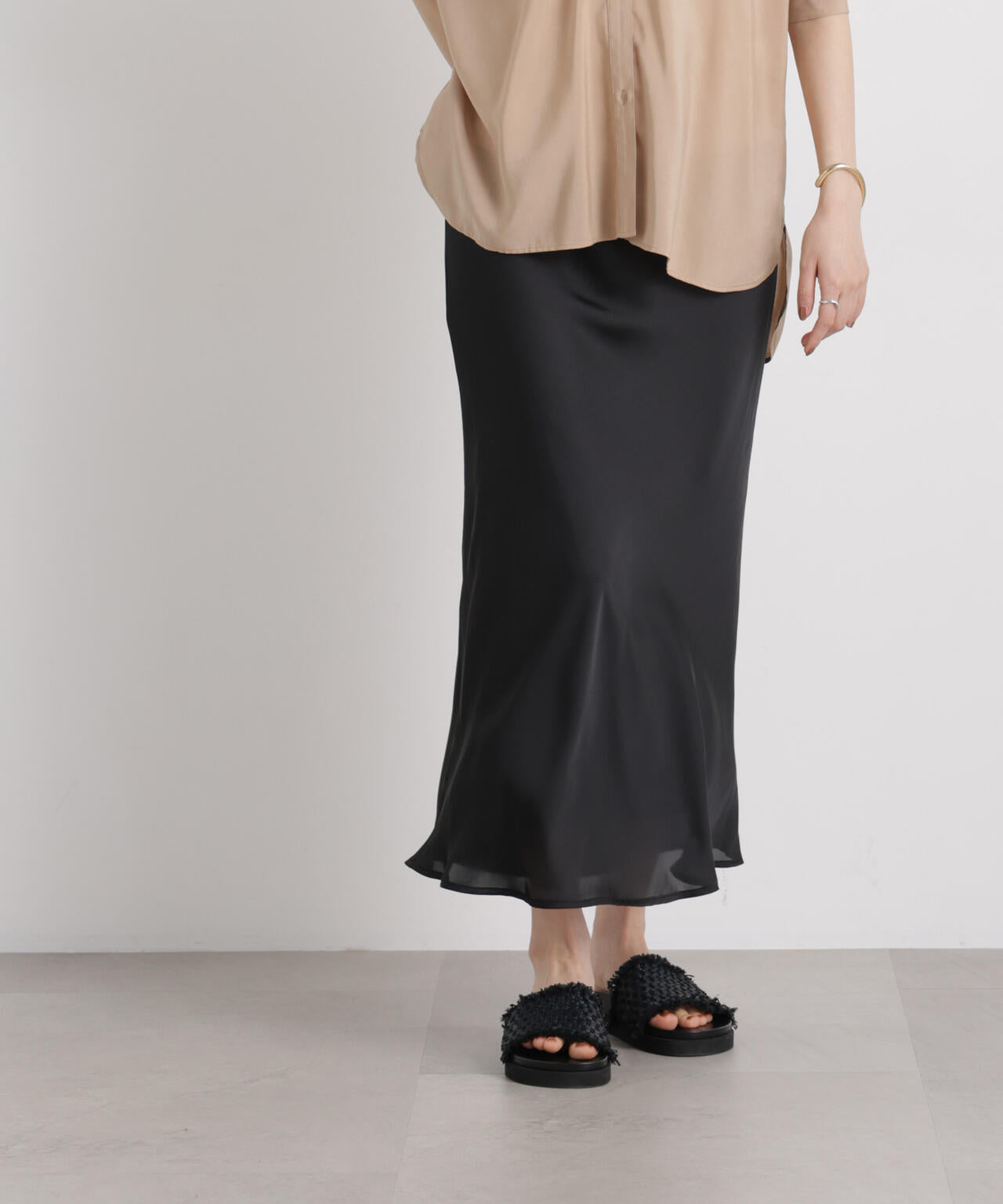 シアーサテンマキシスカート