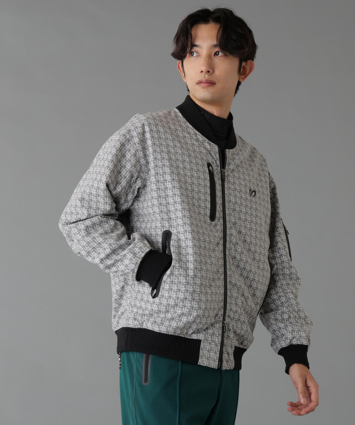 H:182cm/C:93/W:77/H:91 着用サイズ：5