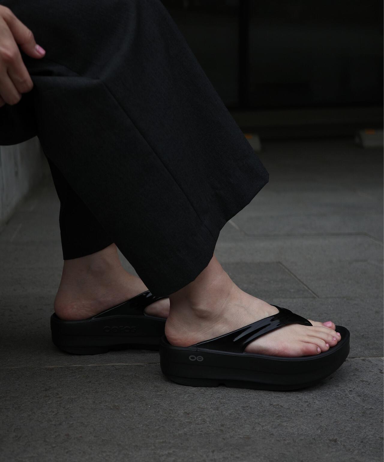 OOFOS/ウーフォス　OOmega ウーメガ　リカバリーサンダル　厚底