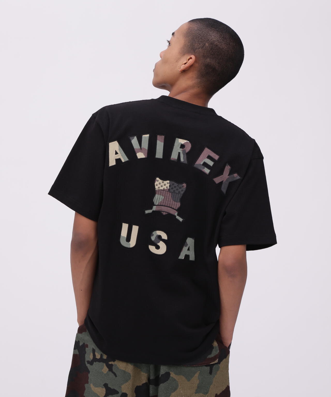 《直営店限定》VARSITY CAMO LOGO T-SHIRT / バーシティ カモ ロゴ 半袖Tシャツ / AVIREX