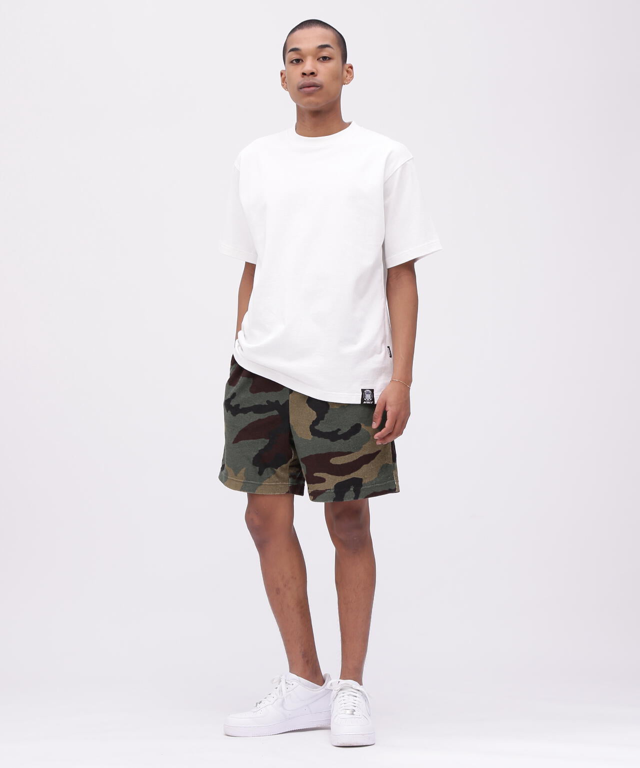 《直営店限定》VARSITY CAMO LOGO T-SHIRT / バーシティ カモ ロゴ 半袖Tシャツ / AVIREX
