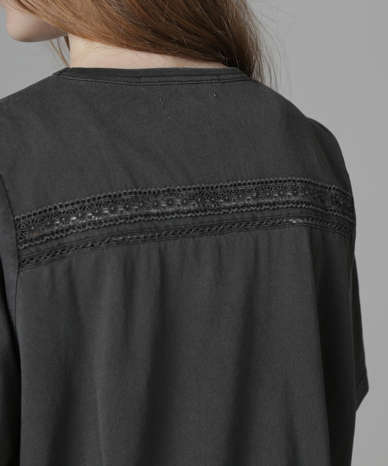 《直営店限定》LACE DETAILS EMBROIDERY T-SHIRT/レースディテール刺繍Tシャツ