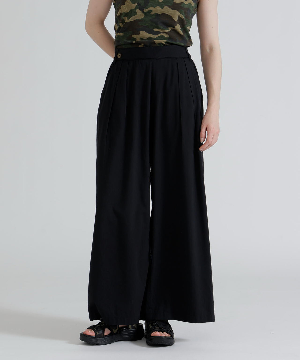 DESIGN BELT TUCK DETAIL PANTS