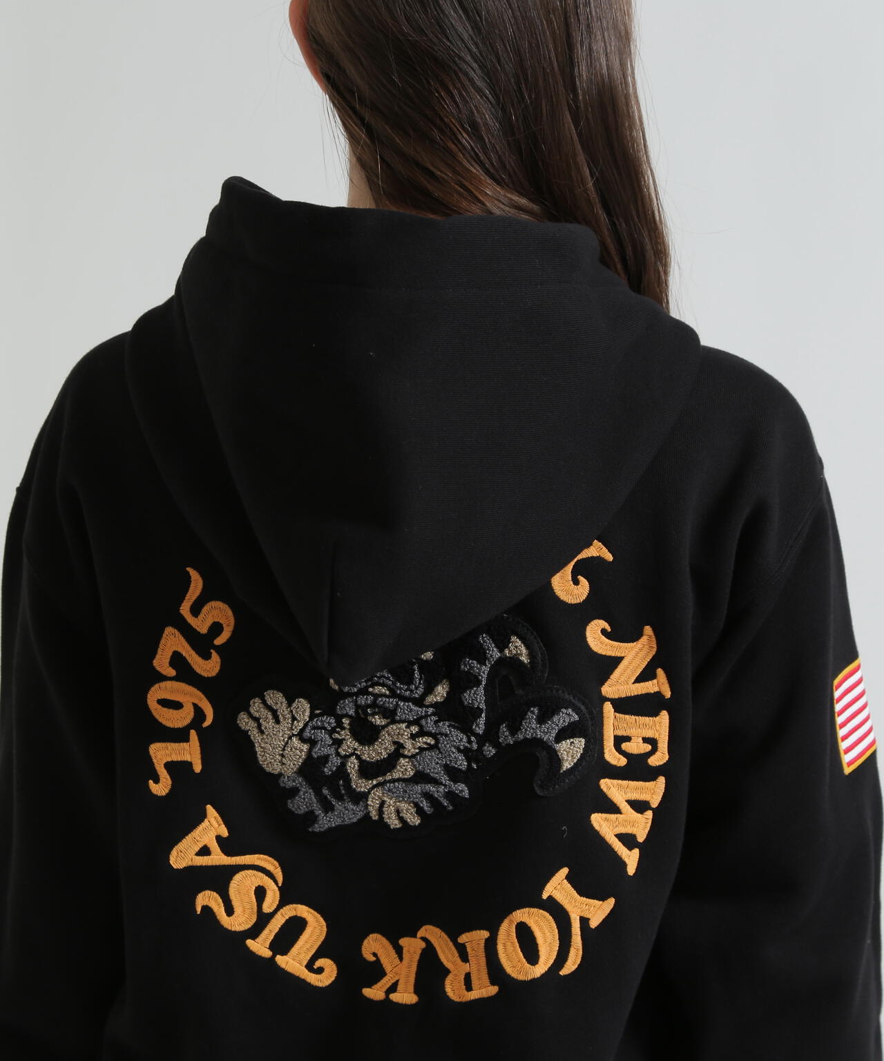 《WOMAN》SAGARA CIRCLE LOGO TOMCAT ZIP PARKA