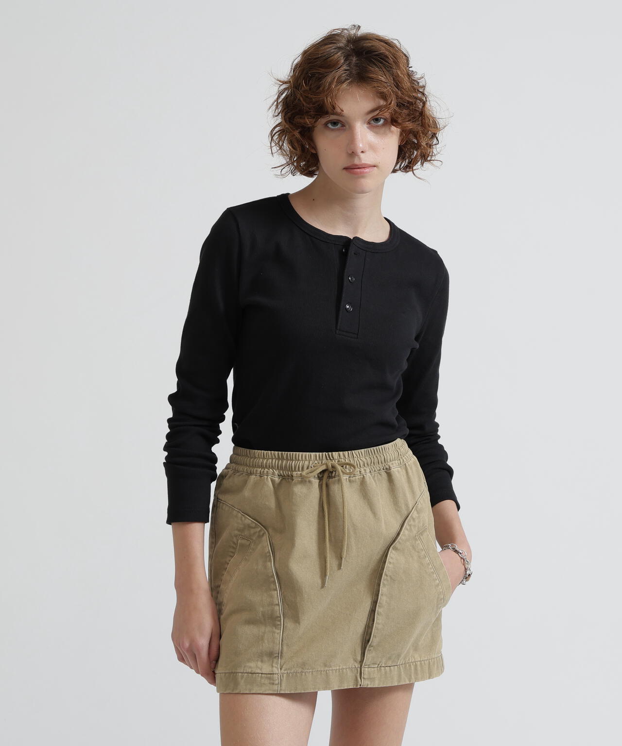 《DAILY/デイリー/WOMAN》L/S HENLEY NECK T-SHIRT