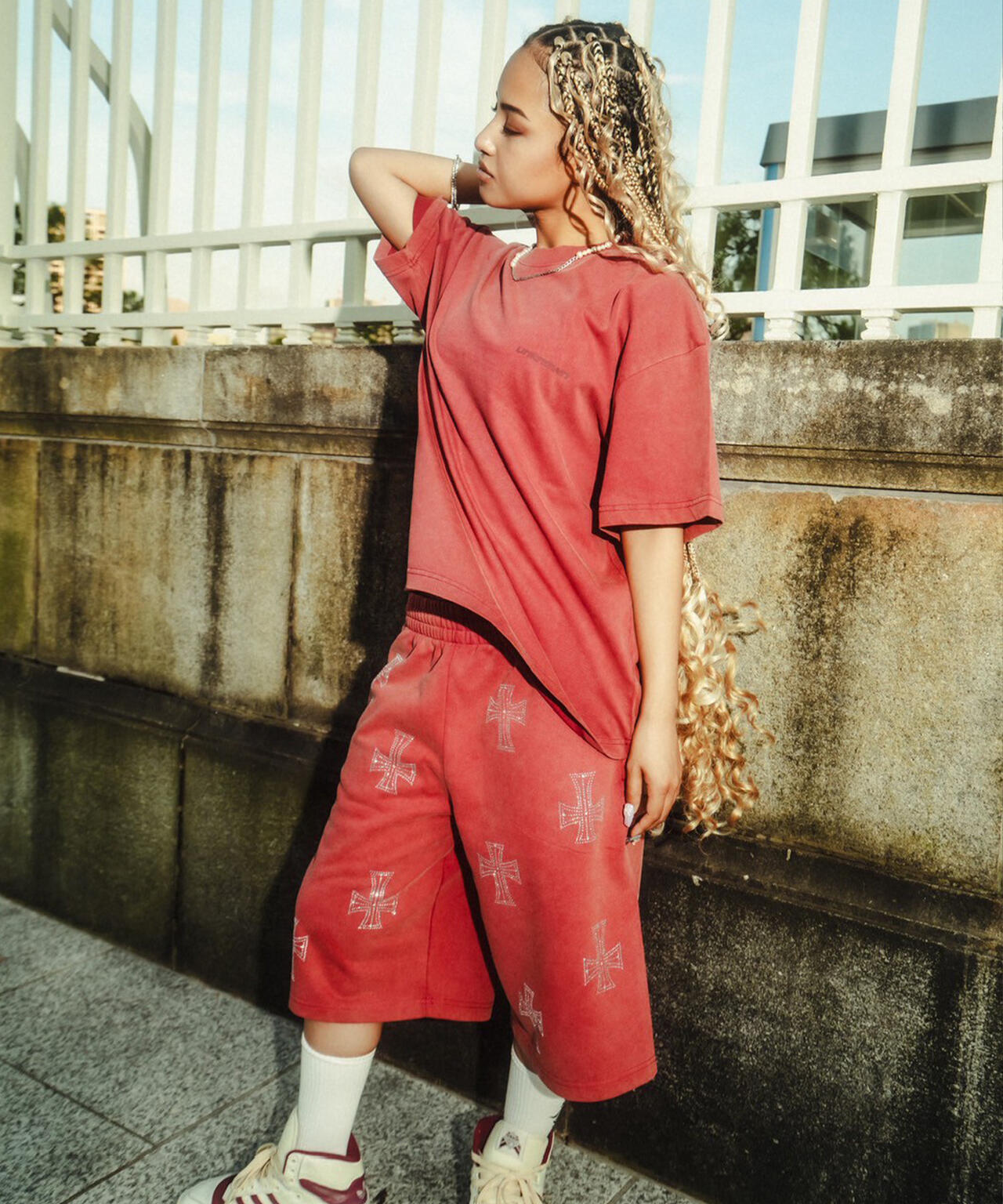 UNKNOWNLONDON/アンノウンロンドン/OUTLINE CROSS RHINESTONE T