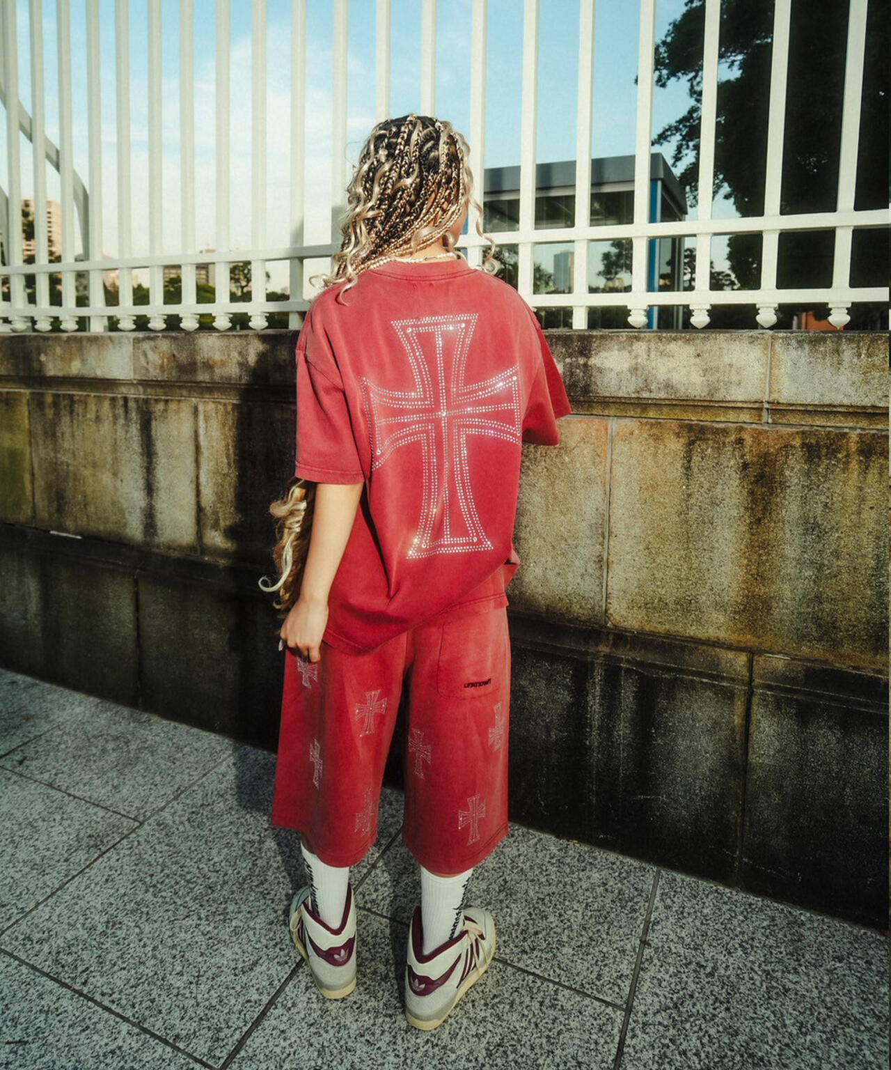 UNKNOWNLONDON/アンノウンロンドン/OUTLINE CROSS RHINESTONE T