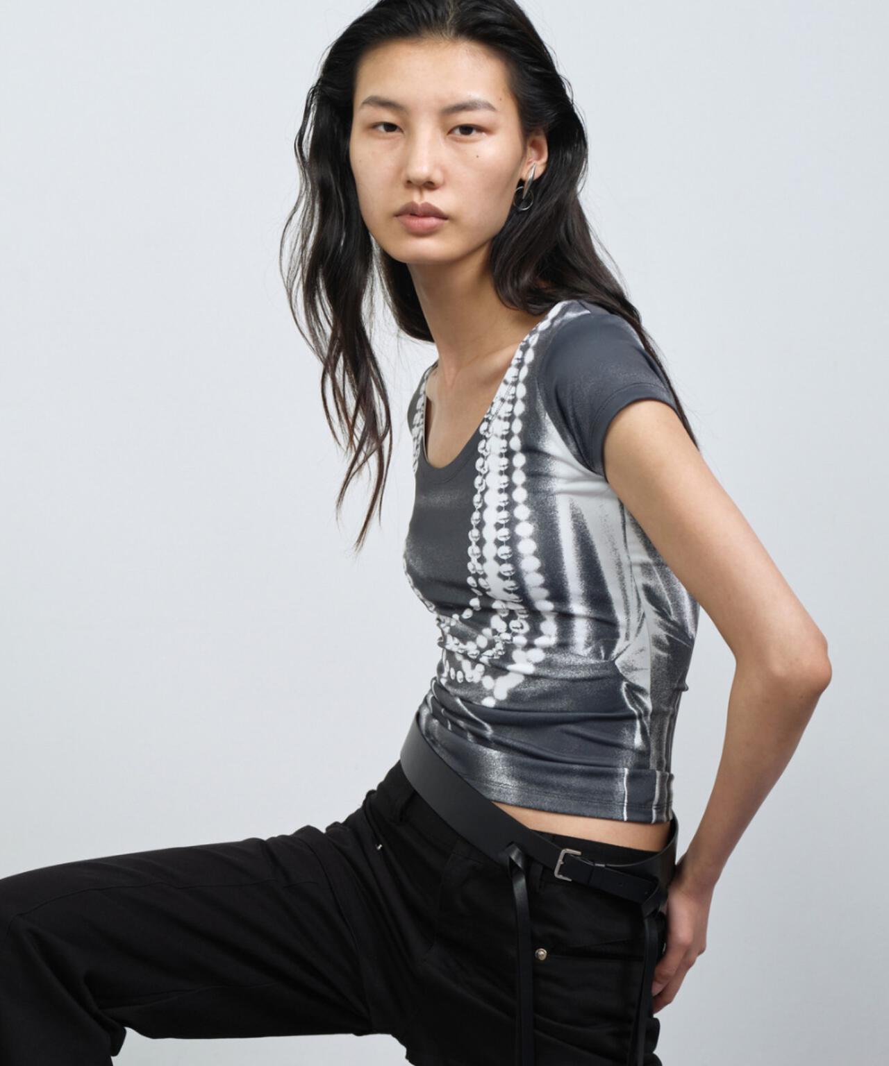 NACHE/ナチェ/PEARL NECKLACE PRINTED T-SHIRT