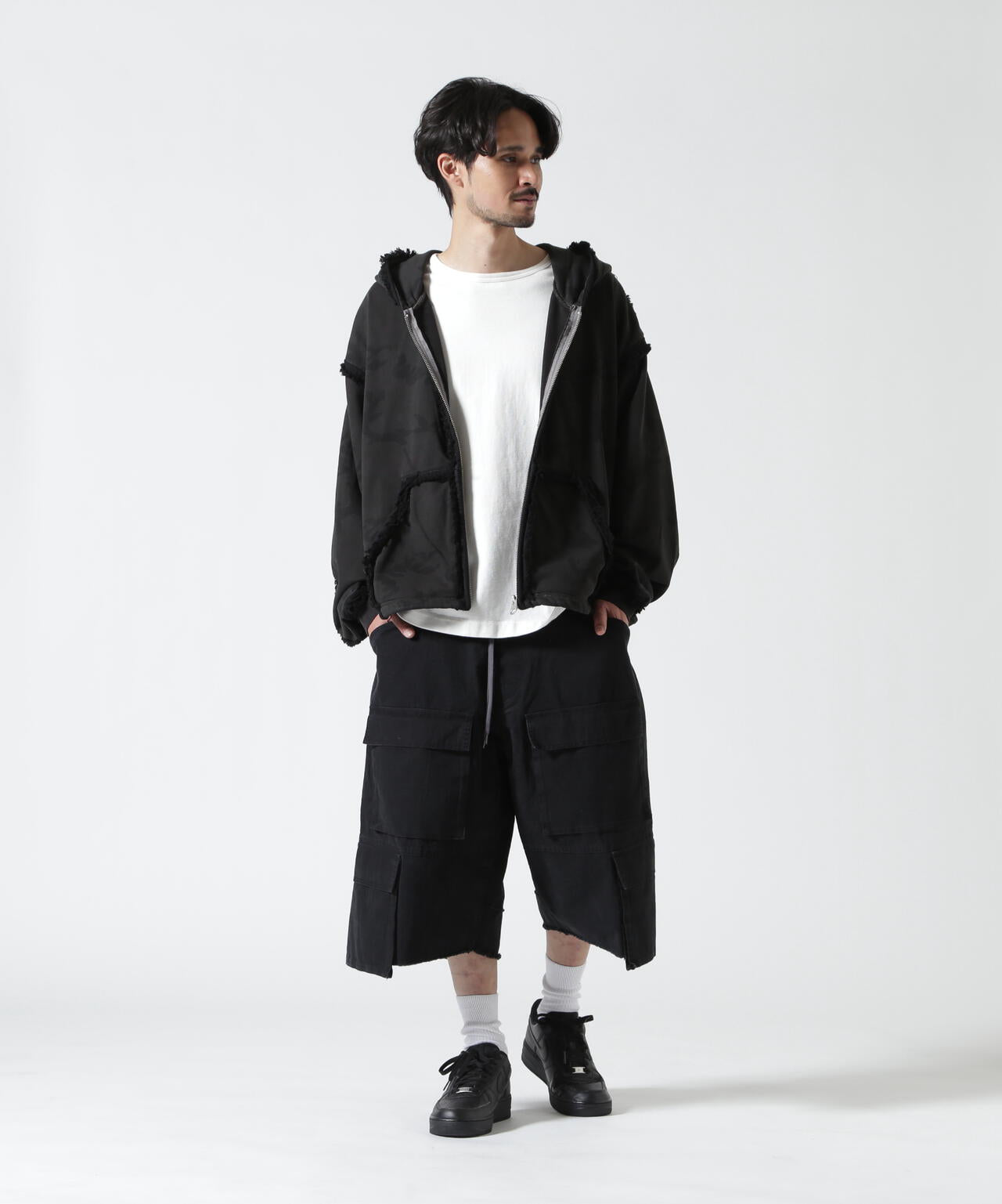 Height 178  Chest 92  Waist 76  hips 95  Shoes 27.0 着用サイズ：L