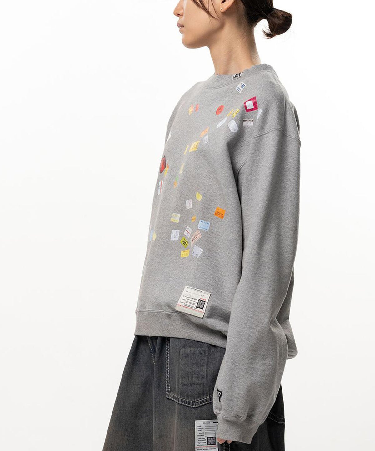 Maison MIHARAYASUHIRO/メゾン ミハラヤスヒロ/PRICE TAG STICKER PRINTED SWEATSHIRT